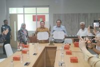 Bupati Pulau Taliabu, Aliong Mus dan Rektor UMJ Dr. Ma'mun Murod Al-Barbasy menandatangani MoU. (Istimewa/Rakyatmu)