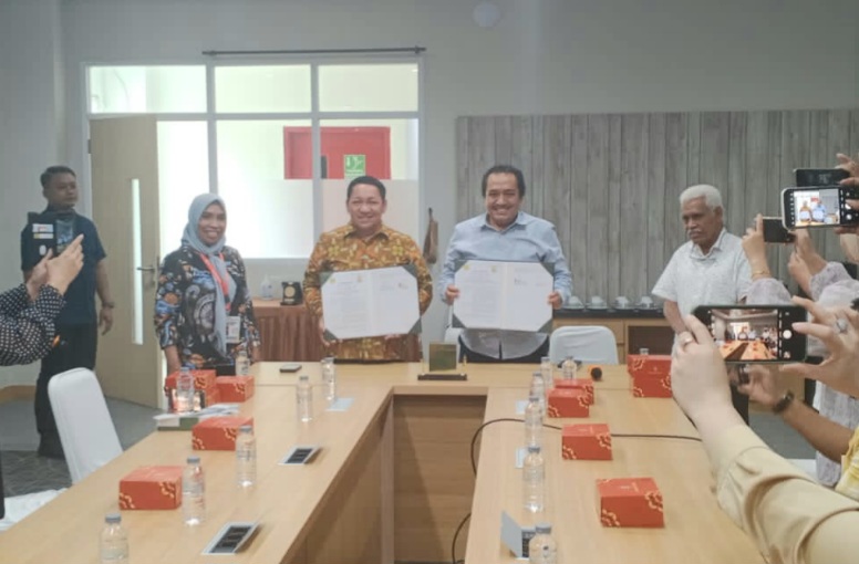 Bupati Pulau Taliabu, Aliong Mus dan Rektor UMJ Dr. Ma'mun Murod Al-Barbasy menandatangani MoU. (Istimewa/Rakyatmu)