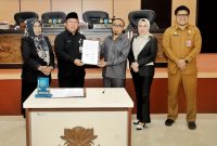 Plh. Wali Kota Ternate Rizal Marsaoly bersama Ketua DPRD Muhajirin Bailussy Melakukan Penandatanganan Ranperda RPJMD 2025-2045. (Bucek/Rakyatmu)