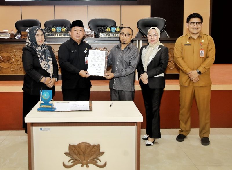 Plh. Wali Kota Ternate Rizal Marsaoly bersama Ketua DPRD Muhajirin Bailussy Melakukan Penandatanganan Ranperda RPJMD 2025-2045. (Bucek/Rakyatmu)