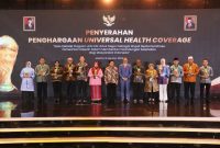 Penyerahan Penghargaan Universal Health Coverage oleh Wakil Presiden RI, Ma'ruf Amin. (Rakyatmu)