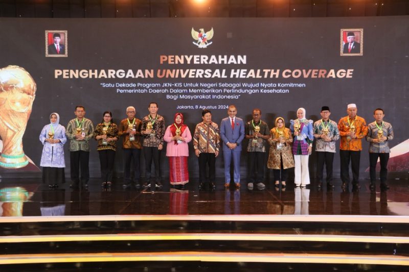 Penyerahan Penghargaan Universal Health Coverage oleh Wakil Presiden RI, Ma'ruf Amin. (Rakyatmu)