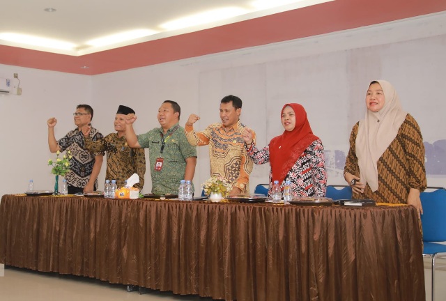 Rapat Evaluasi Program Kegiatan Dinas Pendidikan Kota Ternate Tahun 2024 Termasuk Membahas Penarikan Guru PNS di Sekolah Swasta. (Bucek/Rakyatmu) 