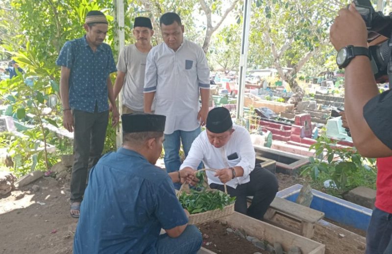Ziarah ke Makam Wartawan Senior di Kota Ternate. (Rakyatmu)