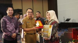 Plt. Sekprov Maluku Utara Abubakar Abdullah Serahkan Penghargaan ke Asisten Pemerintah dan Kesejahteraan Rakyat Setda Kota Ternate, Rukmini A. Rahman. (Rakyatmu)