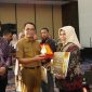 Plt. Sekprov Maluku Utara Abubakar Abdullah Serahkan Penghargaan ke Asisten Pemerintah dan Kesejahteraan Rakyat Setda Kota Ternate, Rukmini A. Rahman. (Rakyatmu)