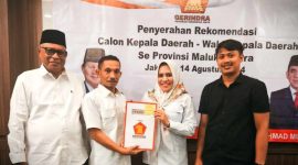 Ketua DPD Partai Gerindra Sahril Taher Serahkan Rekomendasi ke Petahana Calon Bupati Fifian Adeningsih Mus. (Istimewa/Rakyatmu)