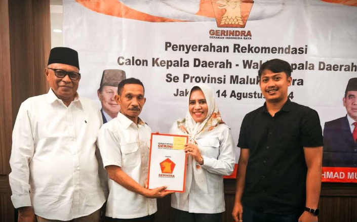 Ketua DPD Partai Gerindra Sahril Taher Serahkan Rekomendasi ke Petahana Calon Bupati Fifian Adeningsih Mus. (Istimewa/Rakyatmu)