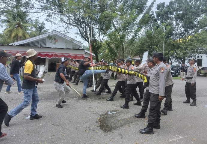 Polres Pulau Taliabu menggelar Sispamkota jelang Pilkada 2024. (Rakyatmu)