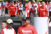 Wali Kota Ternate M. Tauhid Soleman dan Sekretaris Daerah Rizal Marsaoly bersama Pegawai Lingkup Sekretariat Ikut Lomba Meriahkan HUT RI. (Humas for Rakyatmu)