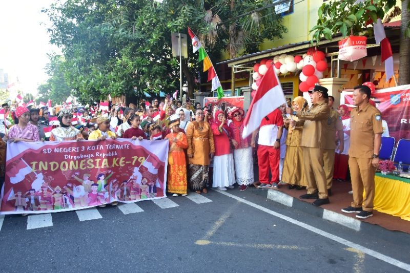 Wali Kota Ternate M. Tauhid Soleman Lepas Kegiatan Karnaval di Depan Sekolah Mononutu. (Humas for Rakyatmu)