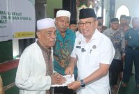 Wali Kota Ternate M. Tauhid Soleman Serahkan Bantuan Asnaf Fisabilillah kepada Imam dan Syar’a. (Humas for Rakyatmu)