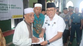 Wali Kota Ternate M. Tauhid Soleman Serahkan Bantuan Asnaf Fisabilillah kepada Imam dan Syar’a. (Humas for Rakyatmu)