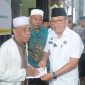 Wali Kota Ternate M. Tauhid Soleman Serahkan Bantuan Asnaf Fisabilillah kepada Imam dan Syar’a. (Humas for Rakyatmu)
