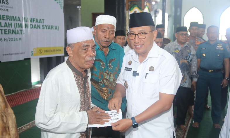 Wali Kota Ternate M. Tauhid Soleman Serahkan Bantuan Asnaf Fisabilillah kepada Imam dan Syar’a. (Humas for Rakyatmu)