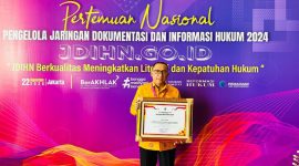 Wali Kota Ternate, M. Tauhid Soleman Terima Penghargaan Peningkatan Kinerja Pengelolaan JDIH Terbaik Zona Indonesia Timur. (Humas for Rakyatmu)