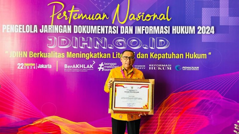 Wali Kota Ternate, M. Tauhid Soleman Terima Penghargaan Peningkatan Kinerja Pengelolaan JDIH Terbaik Zona Indonesia Timur. (Humas for Rakyatmu)