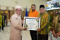 Wali Kota Ternate M. Tauhid Soleman Terima Pengharaan Kepala Daerah Sangat Partisipatif dari Unkhair Ternate. (Rakyatmu)