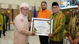 Wali Kota Ternate M. Tauhid Soleman Terima Pengharaan Kepala Daerah Sangat Partisipatif dari Unkhair Ternate. (Rakyatmu)