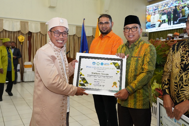 Wali Kota Ternate M. Tauhid Soleman Terima Pengharaan Kepala Daerah Sangat Partisipatif dari Unkhair Ternate. (Rakyatmu)