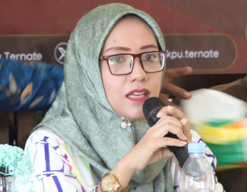 Divisi Sosialisasi Pendidikan Pemilih, Partisipasi Masyarakat dan SDM KPU Kota Ternate, Dian Fatma Kader. (Rakyatmu)