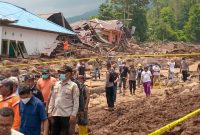 Foto: Evakuasi Hari Kedua Korban Banjir Bandang di Kelurahan Rua, Kota Ternate pada Senin 27 Agustus 2024. (Angga/Rakyatmu)
