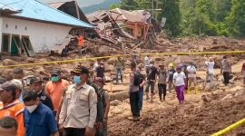 Foto: Evakuasi Hari Kedua Korban Banjir Bandang di Kelurahan Rua, Kota Ternate pada Senin 27 Agustus 2024. (Angga/Rakyatmu)