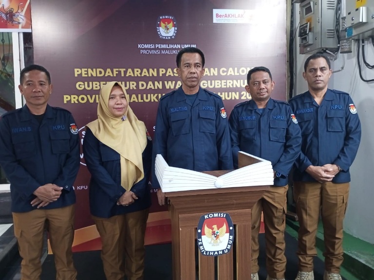 Konferensi Pers Hari Pertama Pendaftaran Calon Gubernu dan Wakil Gubernu Maluku Utara. (Rakyatmu)