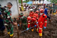 Tim Siaga Bencana Harita Nickel Membantu Evakuasi Korban Bencana dan Pemulihan Pasca Banjir Bandang di Kelurahan Rua, Kota Ternate. (Dok. Harita for Rakyatmu)