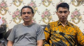 Tommy Budi Setiawan Ardi Didampingi Kuasa Hukumnya Mirjan Marsaoly (Kameja Batik). (Rakyatmu)