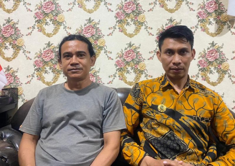 Tommy Budi Setiawan Ardi Didampingi Kuasa Hukumnya Mirjan Marsaoly (Kameja Batik). (Rakyatmu)