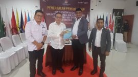  Plt. Kepala Bappelitbangda Taufik Djauhar Serahkan Dua Dokumen Perencanaan kepada Ketua KPU M. Zen Karim. (Rakyatmu)