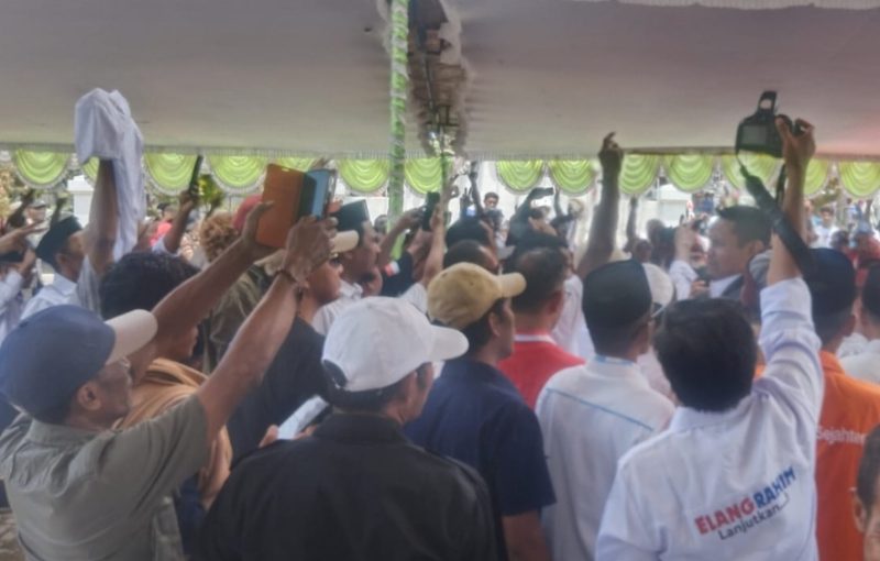 Pasangan calon Bupati dan Wakil Bupati Halmahera Tengah Elang-Rahim diantar Ribuan Pendukung dan Pengurus di 10 Parpol Daftar ke KPU. (Rakyatmu)