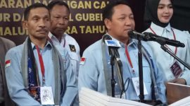 Pasangan Calon Gubernur dan Wakil Gubernur Maluku Utara Aliong Mus dan Sahril Tahir Gelar Konferensi Pers Usai Daftar di KPU. (Rakyatmu)