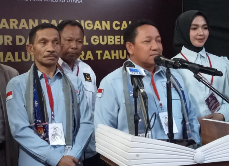 Pasangan Calon Gubernur dan Wakil Gubernur Maluku Utara Aliong Mus dan Sahril Tahir Gelar Konferensi Pers Usai Daftar di KPU. (Rakyatmu)