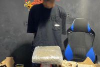 Pelaku Dugaan Peredaran Narkotika Jenis Ganja Seberat 1,5 kilogram di Kota Ternate. (Istimewa/Rakyatmu)