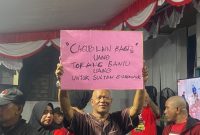 Simpatisan Husain Sjah dan Asrul Rasyid Ichsan Membawa Umbul-umbul di KPU Maluku Utara. (Rakyatmu)