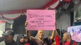 Simpatisan Husain Sjah dan Asrul Rasyid Ichsan Membawa Umbul-umbul di KPU Maluku Utara. (Rakyatmu)