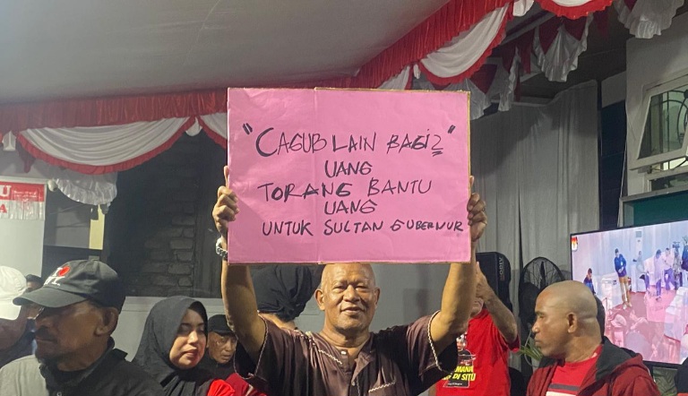 Simpatisan Husain Sjah dan Asrul Rasyid Ichsan Membawa Umbul-umbul di KPU Maluku Utara. (Rakyatmu)