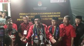 Calon Gubernur Maluku Utara Husain Alting Sjah Konferensi Pers Usai Pendaftaran di KPU. (Rakyatmu)