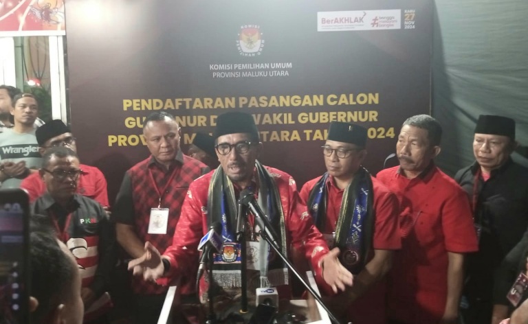 Calon Gubernur Maluku Utara Husain Alting Sjah Konferensi Pers Usai Pendaftaran di KPU. (Rakyatmu)