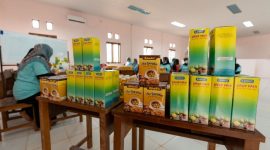 Kelompok Binaan Harita Nickel di Desa Kawasi Berhasil Mengola Buah Pala yang Merupakan Komoditas Unggulan Maluku Utara Menjadi Aneka Minuman dan Jajanan Khas dari Pulau Obi. (Harita Nickel)