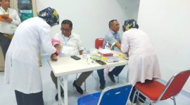 Elang-Rahim Jalani Tes Kesehatan Sebagai Pasangan Calon Bupati dan Wakil Bupati Halmahera Tengah. (Istimewa/Rakyatmu)