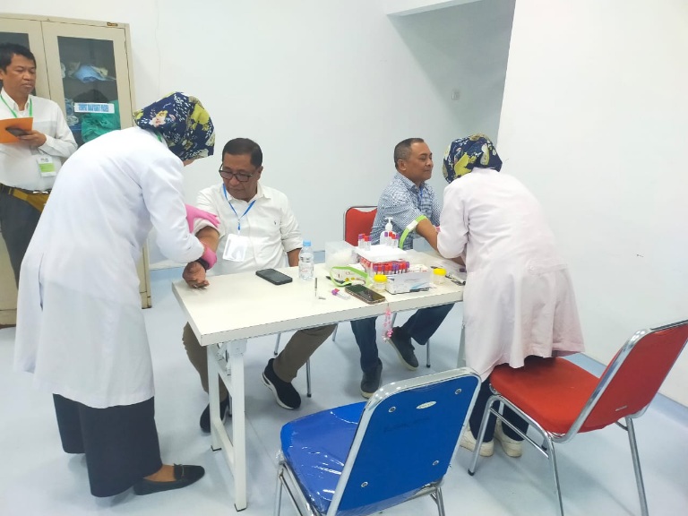 Elang-Rahim Jalani Tes Kesehatan Sebagai Pasangan Calon Bupati dan Wakil Bupati Halmahera Tengah. (Istimewa/Rakyatmu)