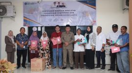 Penerima Bantuan Bersama Wali Kota Ternate M. Tauhid Soleman, Sekretaris Daerah Rizal Marsaoly dan Kepala Disnaker Nuraini Nawawi. (Ongky/Rakyatmu)