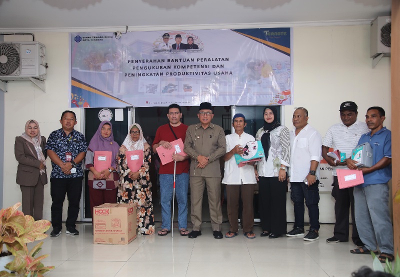 Penerima Bantuan Bersama Wali Kota Ternate M. Tauhid Soleman, Sekretaris Daerah Rizal Marsaoly dan Kepala Disnaker Nuraini Nawawi. (Ongky/Rakyatmu)