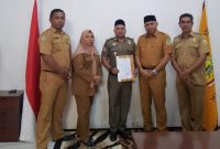 Sekda Pulau Taliabu Salim Ganiru Serahkan SK Pelaksana Tugas Kepada Pejabat Eselon II. (Rakyatmu)