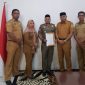 Sekda Pulau Taliabu Salim Ganiru Serahkan SK Pelaksana Tugas Kepada Pejabat Eselon II. (Rakyatmu)
