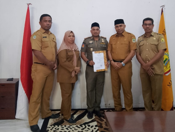 Sekda Pulau Taliabu Salim Ganiru Serahkan SK Pelaksana Tugas Kepada Pejabat Eselon II. (Rakyatmu)