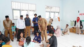 Wali Kota Ternate M. Tauhid Soleman Serahkan Bantuan dan Meninjau Lokasi Pengungsian. (Humas for Rakyatmu)